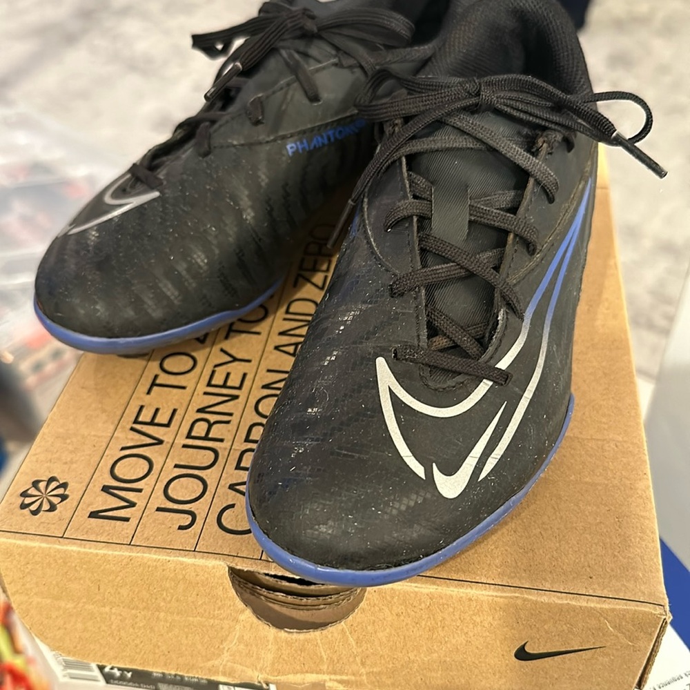 Nike Phantom GX Club boy’s soccer cleats, size 4Y in black